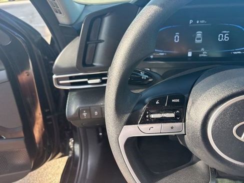 Used 2025 Hyundai Elantra SE image 17