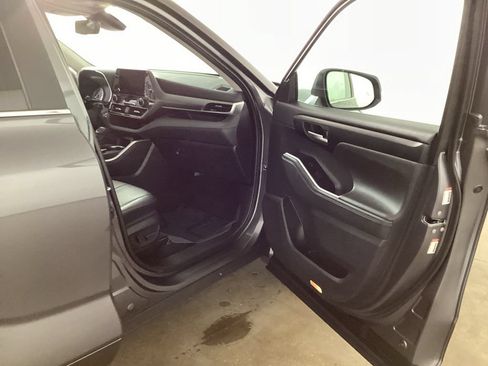 Used 2023 Toyota Highlander XLE AWD/4WD image 17
