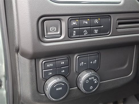 Used 2023 Chevrolet Suburban Z71 w/ Luxury Package image 29