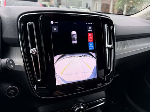 Certified 2025 Volvo XC40 B5 Core AWD/4WD image 21