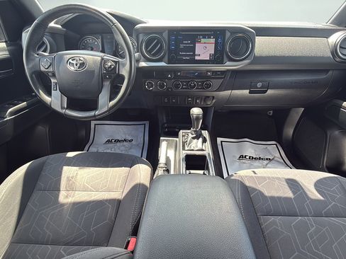 Used 2017 Toyota Tacoma TRD Sport AWD/4WD image 40