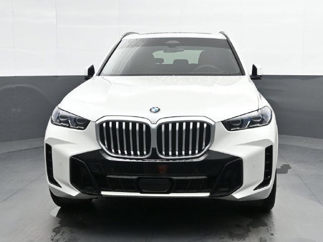 Used 2025 BMW X5 xDrive40i w/ M Sport Package AWD/4WD image 3