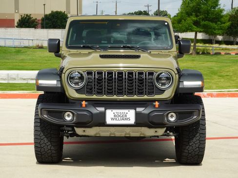 Used 2025 Jeep Gladiator Mojave w/ Convenience Group AWD/4WD image 7