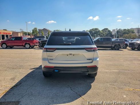 Used 2024 Jeep Grand Cherokee Trailhawk AWD/4WD image 12