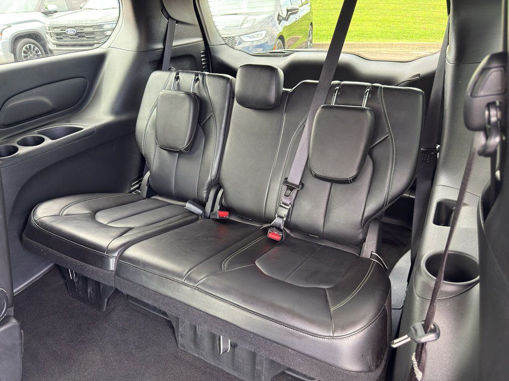 Used 2025 Chrysler Pacifica Select FWD image 12