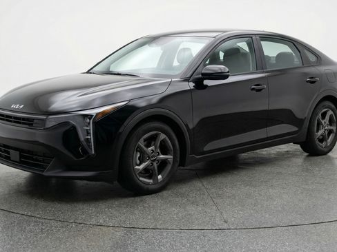 Used 2025 Kia K4 FWD image 3