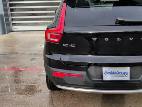 Used 2025 Volvo XC40 B5 Core image 16