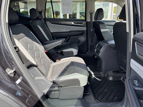 Used 2024 Volkswagen Atlas Peak Edition SEL AWD/4WD image 28
