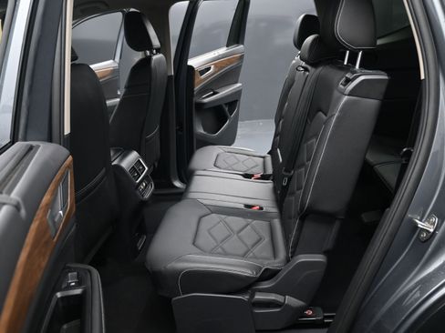 Used 2025 Volkswagen Atlas SE FWD image 22