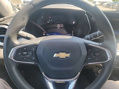 Used 2025 Chevrolet Trax LT w/ LT Convenience Package FWD image 17