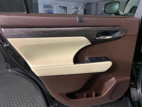 Used 2021 Toyota Highlander Limited FWD image 21