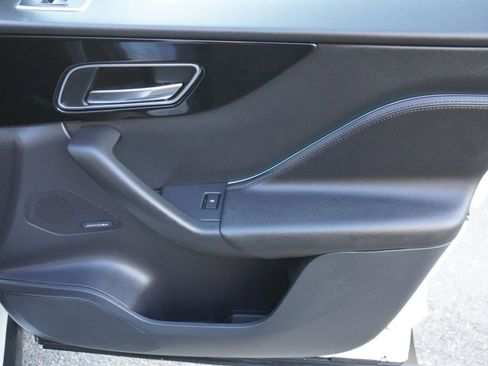 Used 2020 Jaguar F-PACE Premium image 32