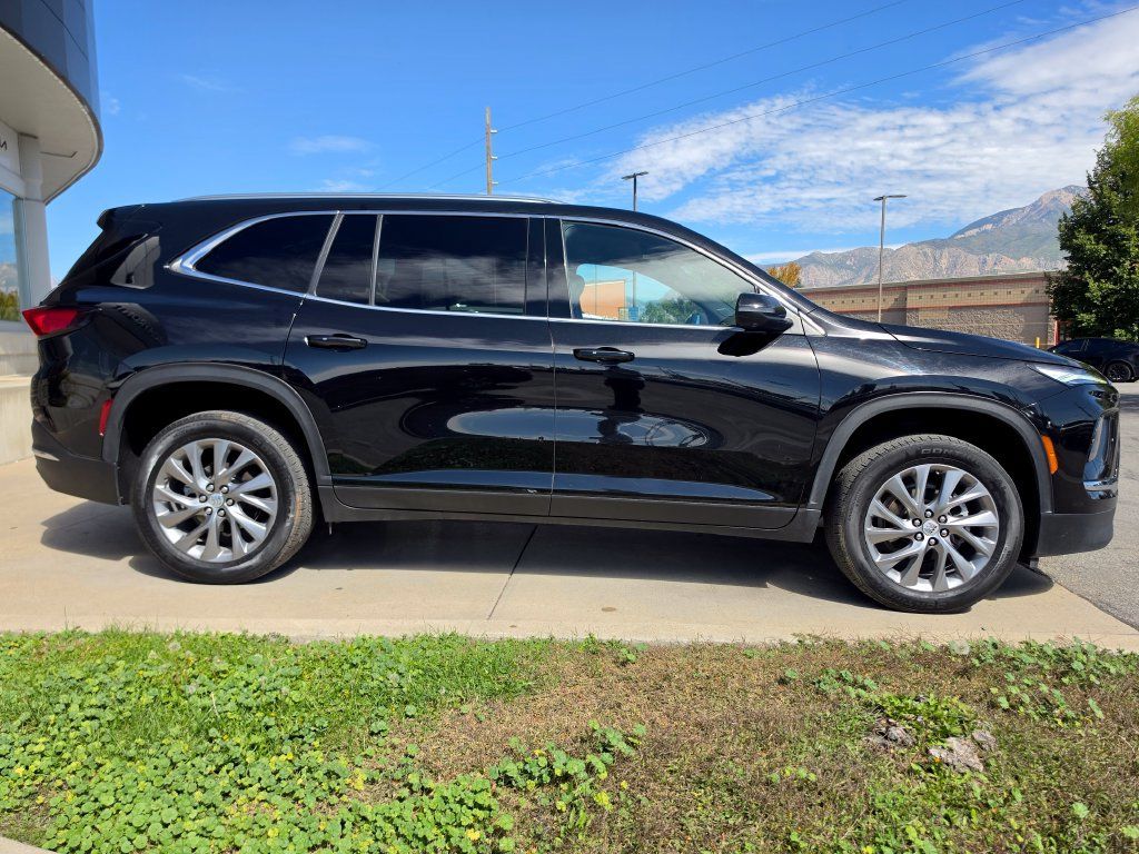 Used 2025 Buick Enclave Preferred AWD/4WD image 4