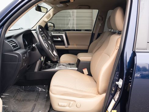 Used 2015 Toyota 4Runner SR5 AWD/4WD image 9