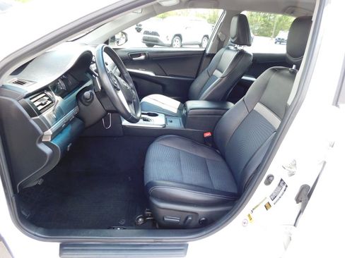 Used 2014 Toyota Camry SE FWD image 12