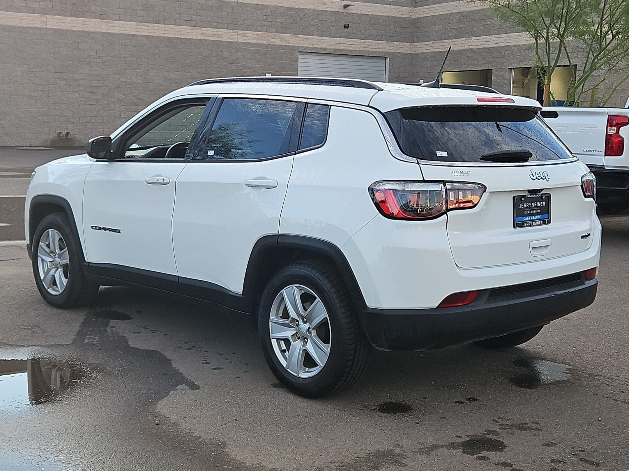 Used 2022 Jeep Compass Latitude FWD image 3
