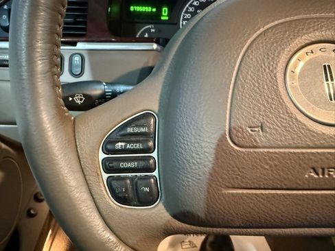 Used 2003 Lincoln Town Car Signature image 13