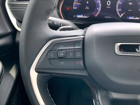 Used 2025 Jeep Grand Cherokee L Laredo image 24