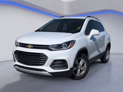 Used 2020 Chevrolet Trax LT w/ LT Convenience Package FWD image 2