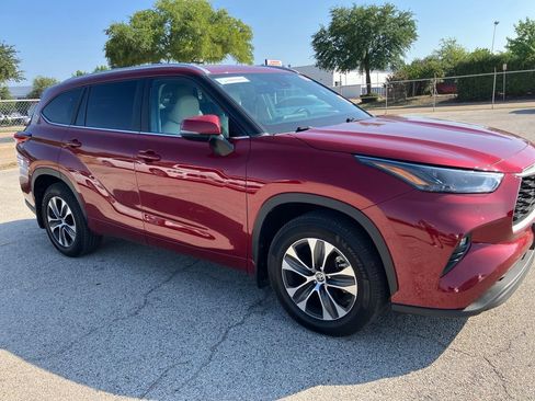 Used 2023 Toyota Highlander XLE FWD image 3