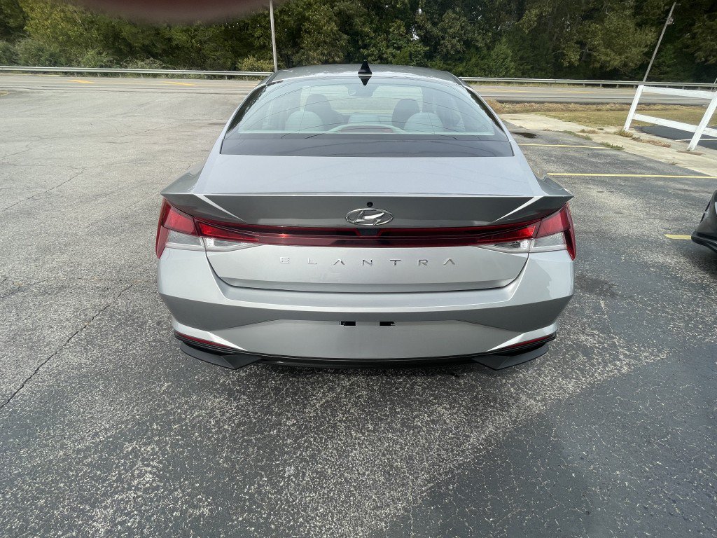 Used 2021 Hyundai Elantra SE FWD image 4