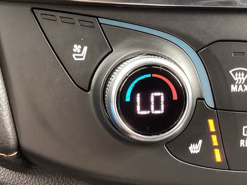 Used 2020 Chevrolet Traverse Premier FWD image 31