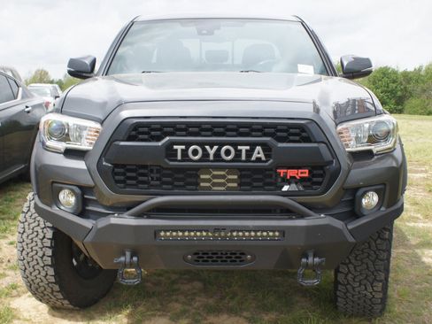 Used 2022 Toyota Tacoma TRD Off-Road image 2