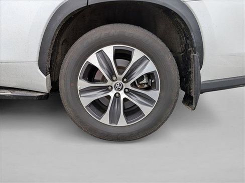 Certified 2023 Toyota Highlander XLE image 13
