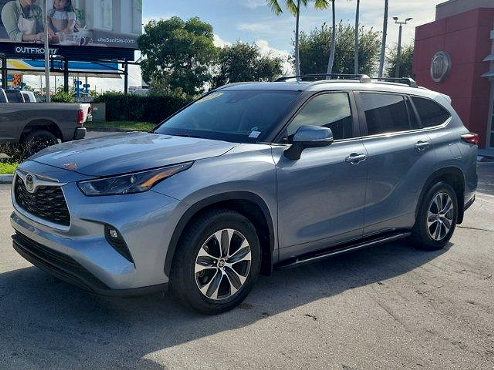 Used 2023 Toyota Highlander XLE FWD image 3