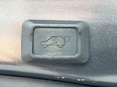 Used 2020 Toyota RAV4 XLE w/ Convenience Package FWD image 19