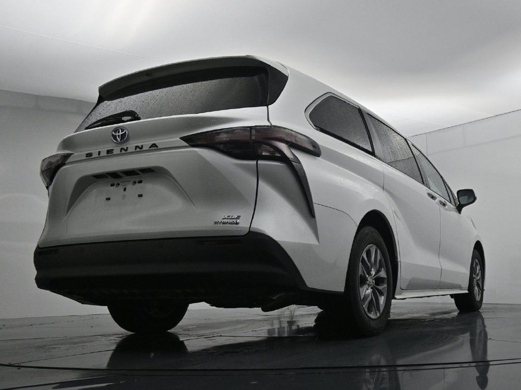 Used 2024 Toyota Sienna XLE FWD image 22