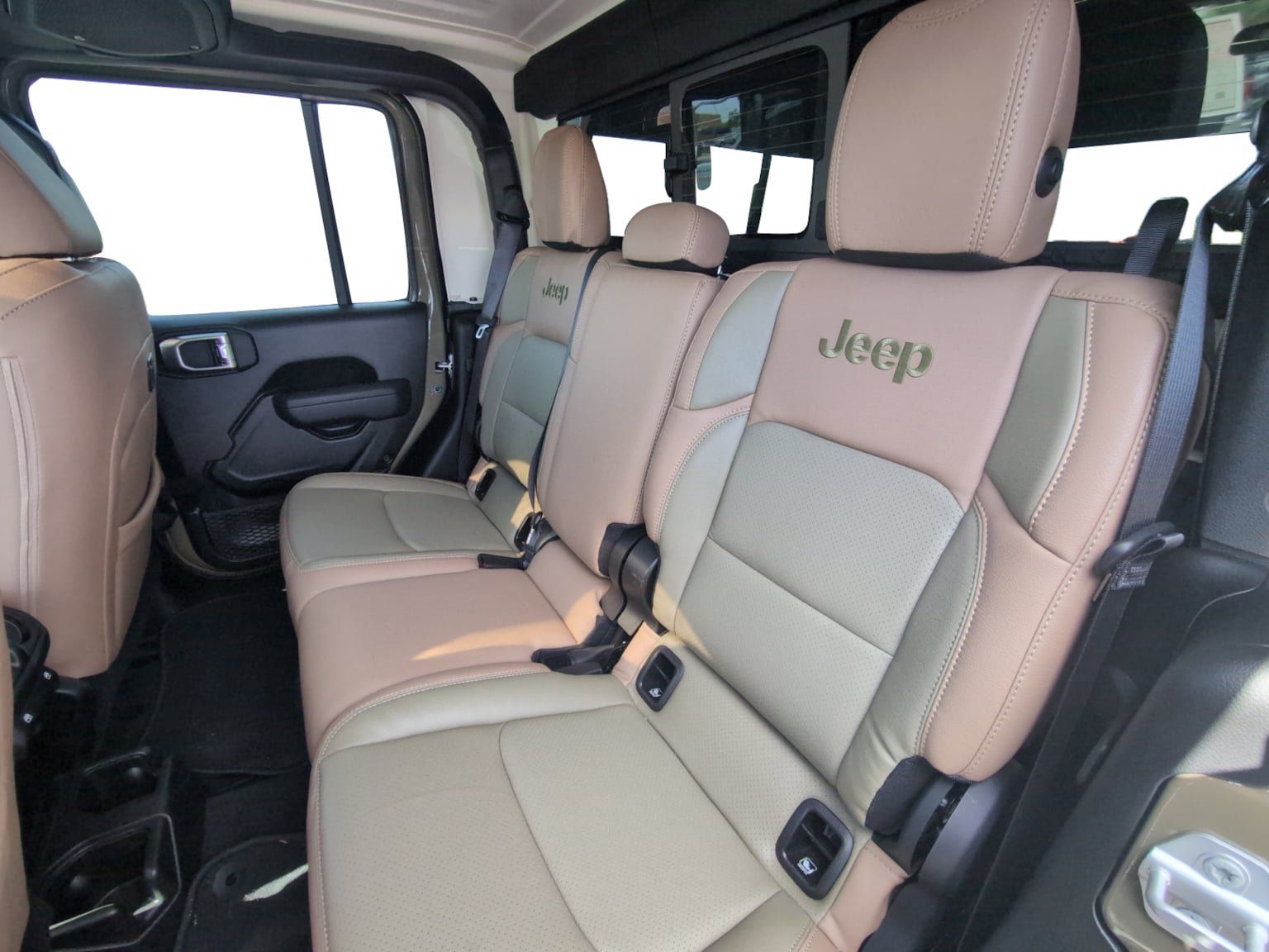 Used 2025 Jeep Gladiator Sport AWD/4WD image 16