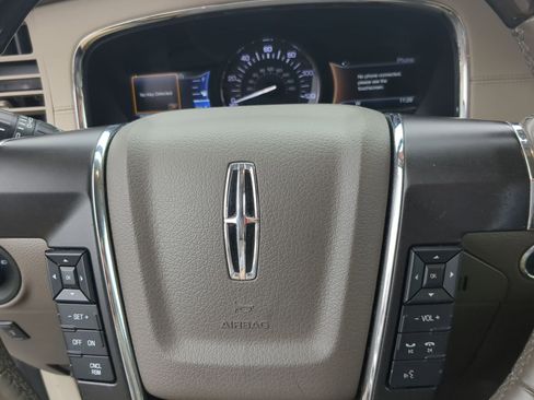 Used 2017 Lincoln Navigator Select image 14