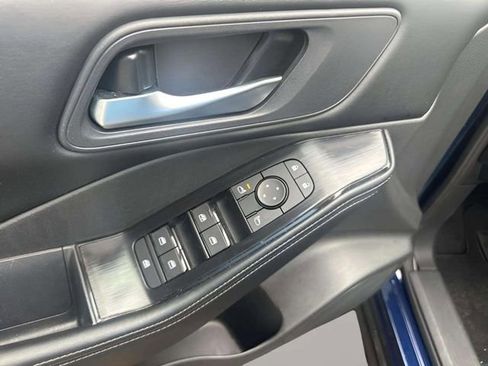 Used 2025 Nissan Rogue SV FWD image 17