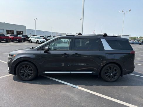 Used 2024 Kia Carnival SX FWD image 3