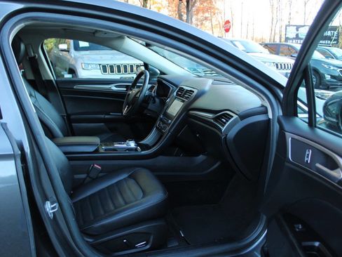 Used 2017 Ford Fusion SE w/ Fusion SE Technology Package image 30