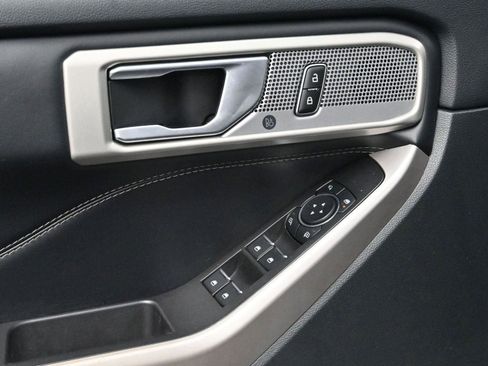 Used 2023 Ford Explorer Limited image 4