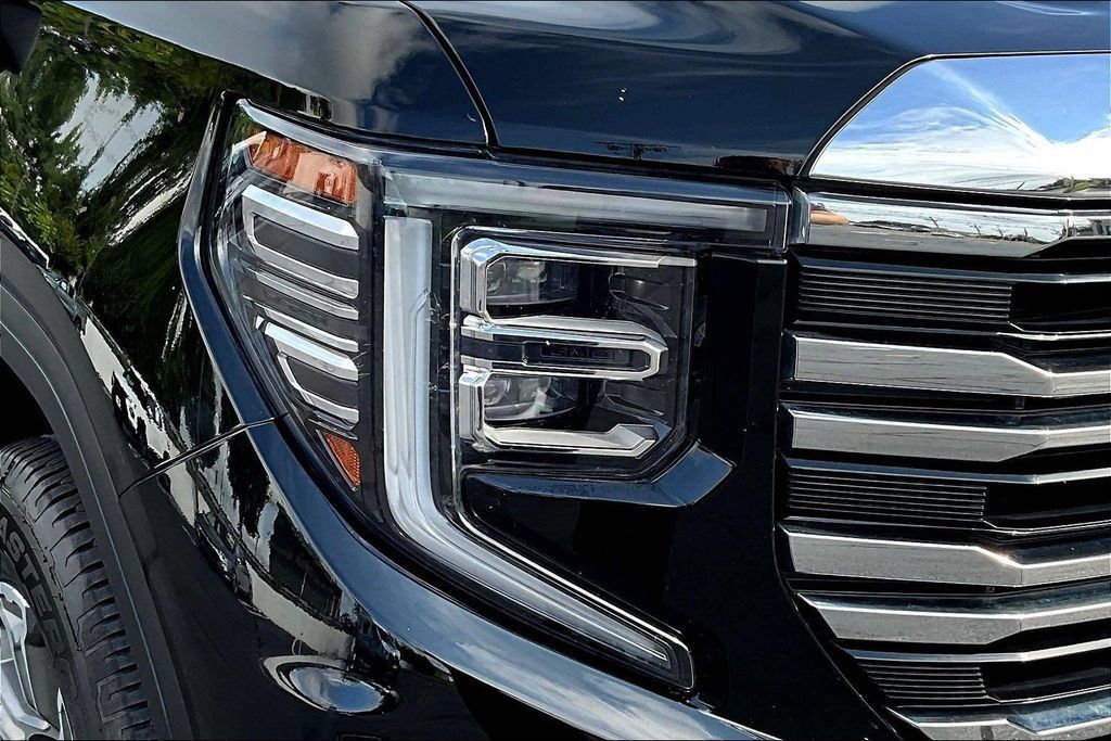 Used 2025 GMC Sierra 1500 SLT AWD/4WD image 29