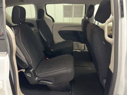 Used 2022 Chrysler Voyager LX image 12