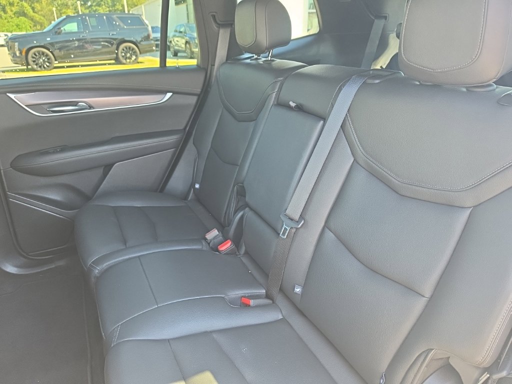 Used 2025 Cadillac XT6 Luxury FWD image 11