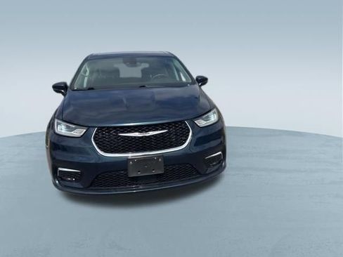 Used 2023 Chrysler Pacifica Touring-L image 3