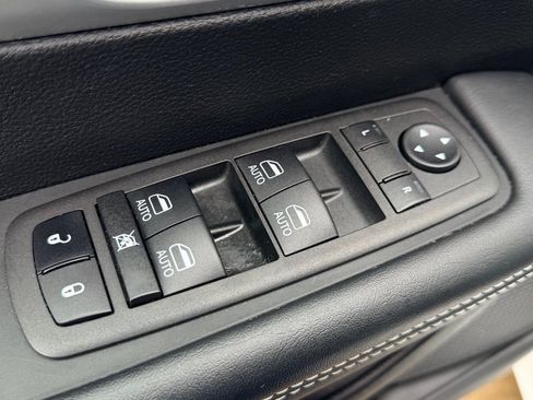 Used 2024 Chrysler Pacifica Touring-L w/ Uconnect Theater Family Group image 11