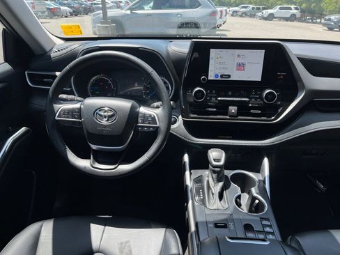 Used 2025 Toyota Highlander XLE AWD/4WD image 24