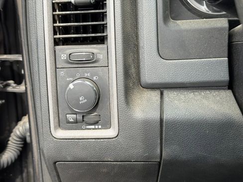 Used 2017 RAM 1500 Express AWD/4WD image 16