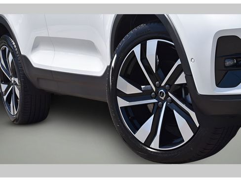 Certified 2025 Volvo XC40 B5 Plus w/ Protection Package Premier image 38