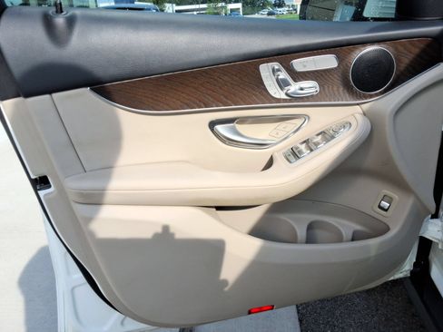 Used 2019 Mercedes-Benz GLC 300 4MATIC image 22