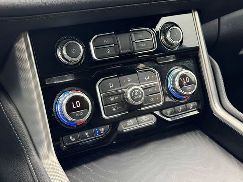 Used 2021 GMC Yukon Denali w/ Denali Ultimate Package AWD/4WD image 32