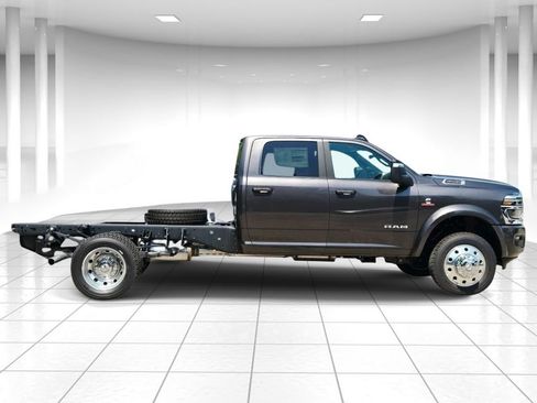 New 2026 RAM 4500 4x4 Crew Cab DRW w/ Laramie Trim Package image 2