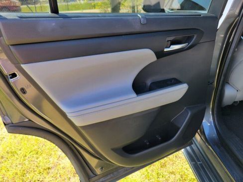 Used 2020 Toyota Highlander XLE image 26