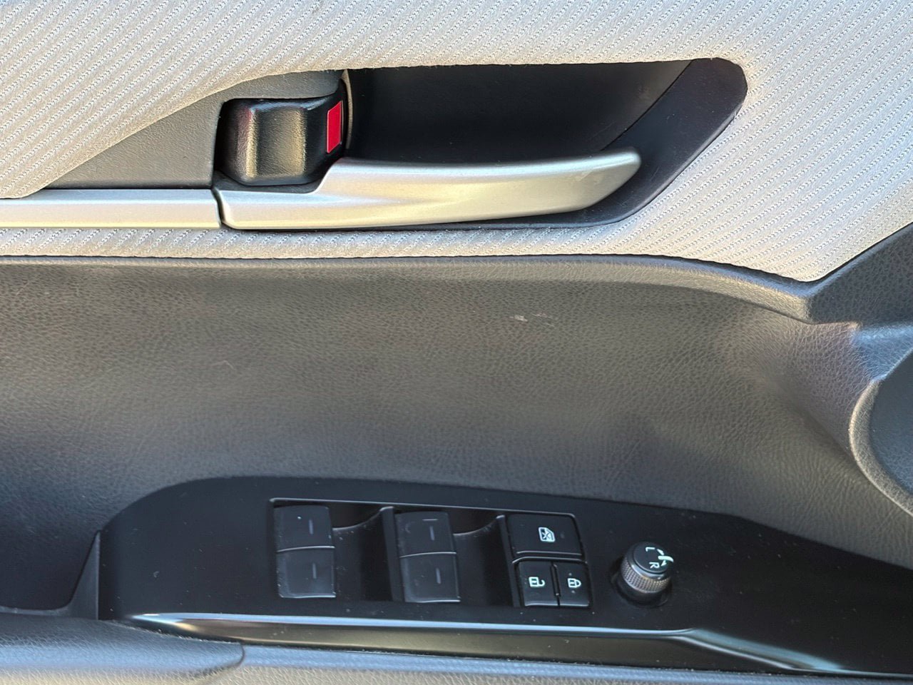 Used 2025 Toyota Camry SE w/ Convenience Package FWD image 7